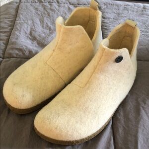 Birkenstock Men's Cream Felt Slip-On Clogs
